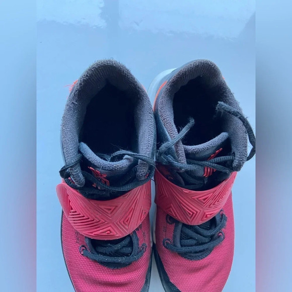 Nike Kyrie  Flytrap Mens red/ Black Basketball Shoes Sz 8 - Picture 3 of 12